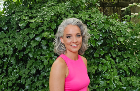 Prachtige dame met een felroze shirt aan voorzien van minerale make-up op en top you