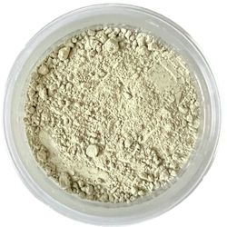 Groene minerale make-up concealer met corrigerende eigenschappen, ontworpen om effectief roodheden te camoufleren en een egale teint te bevorderen.