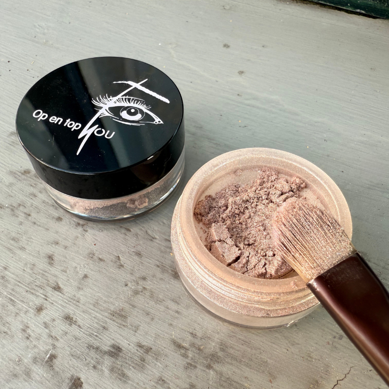 Minerale oogschaduw in de kleur Beige Boras, een parelmoer beige tint met een subtiele glans en een losse, poederige textuur.