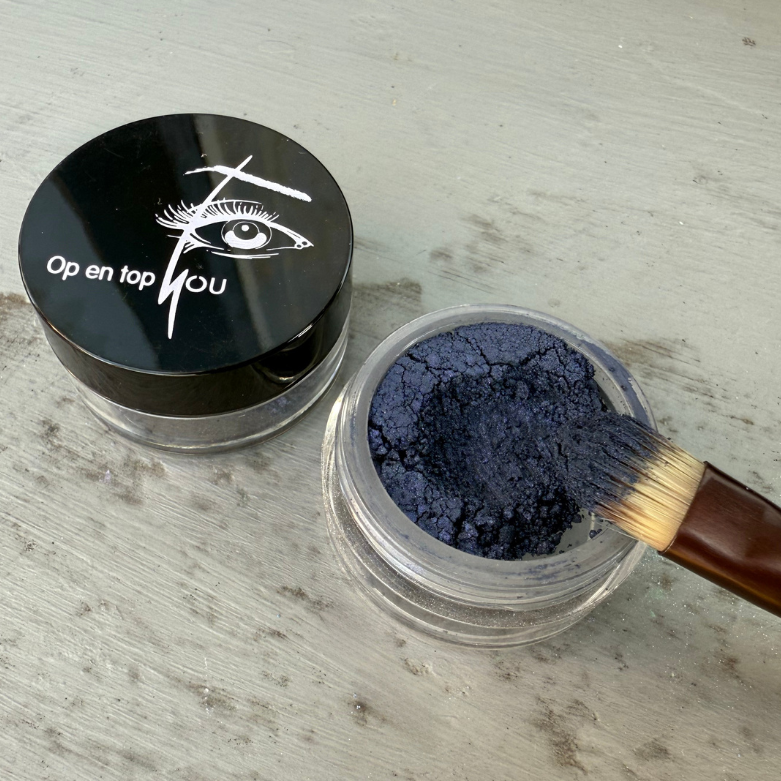 Minerale oogschaduw in de kleur Blauw Bali, een diepblauwe denim tint met een satijnglans en een losse, poederige textuur.