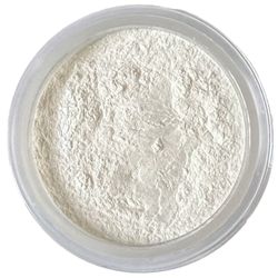 Highlight Wit: Geeft een subtiele glans voor een minimale, verfijnde look, geschikt voor zowel de jongere als de rijpere huid.