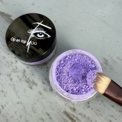 Minerale oogschaduw in de kleur Paars Pisa, een zachte paarse tint met een matte finish en een losse, poederige textuur.