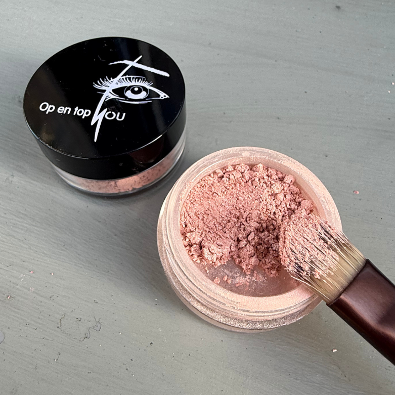 Een klein rond potje minerale oogschaduw in de kleur Roze Roman, een parelmoer lichtroze tint met een subtiele glans en een losse, poederige textuur.