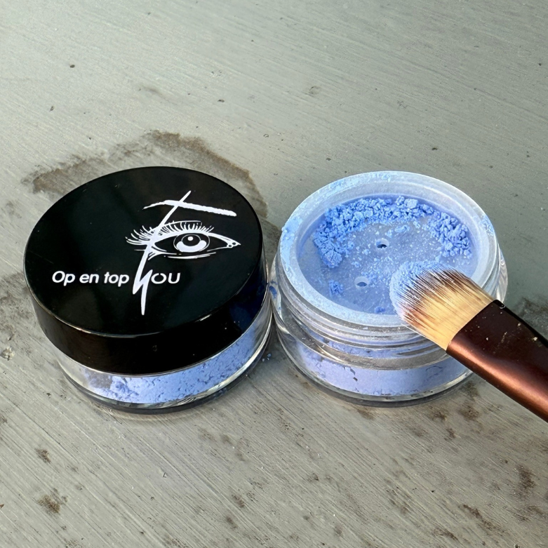 Minerale oogschaduw in de kleur Hyacint Honolulu, een Grieks blauwe tint met een subtiele glans en een losse, poederige textuur