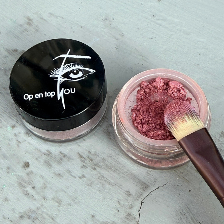 Minerale oogschaduw in de kleur Lychee Lazise, een glansparelmoer rozerode tint met een subtiele glans en een losse, poederige textuur.