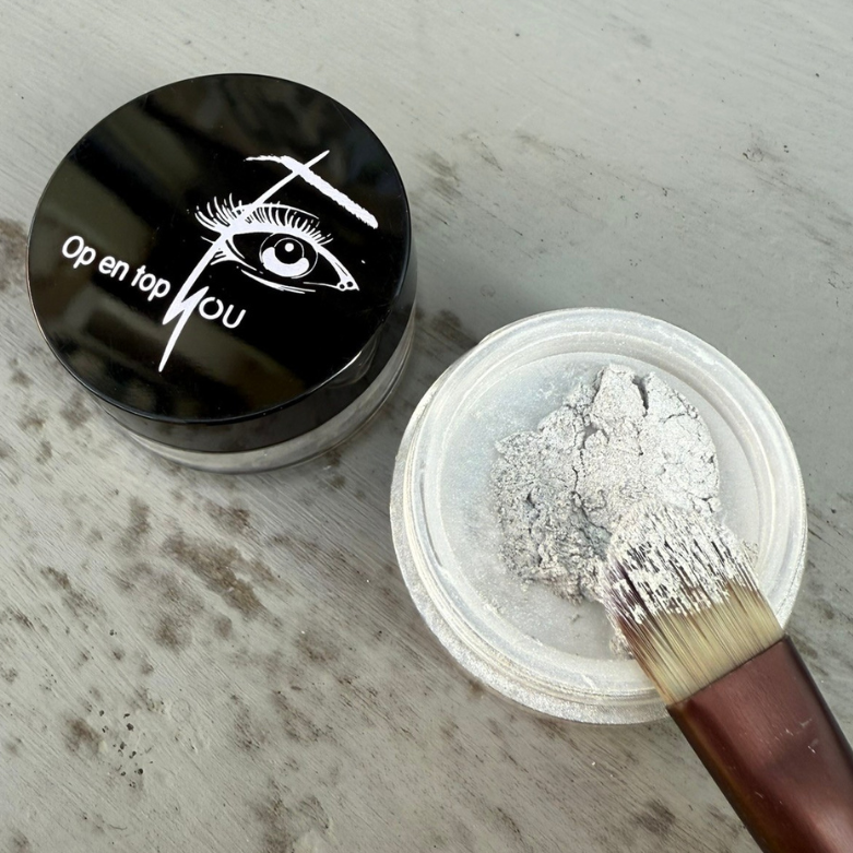 Een potje minerale make-up oogschaduw in de kleur 'Zilver Zadar' met een glans. De oogschaduw heeft een futuristische, sprankelende zilveren kleur.